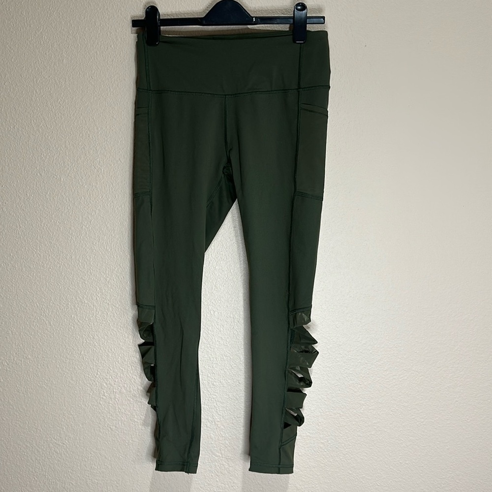 VICTORIA SPORT Knockout Cropped Leggings, Size M, EUC